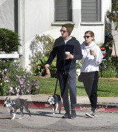PEOPLE - Kate Mara und Jamie Bell mit Hunden und Kaffee unterwegs