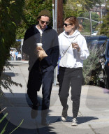 PEOPLE - Kate Mara und Jamie Bell mit Hunden und Kaffee unterwegs