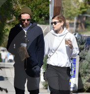 PEOPLE - Kate Mara und Jamie Bell mit Hunden und Kaffee unterwegs