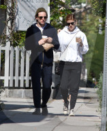 PEOPLE - Kate Mara und Jamie Bell mit Hunden und Kaffee unterwegs