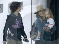 PEOPLE - Sara Gilbert mit Ehefrau Linda Perry und Kind unterwegs in LA