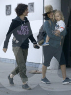 PEOPLE - Sara Gilbert mit Ehefrau Linda Perry und Kind unterwegs in LA