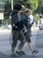 PEOPLE - Sara Gilbert mit Ehefrau Linda Perry und Kind unterwegs in LA