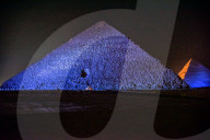 NEWS - Gizeh Pyramiden werden blau angestrahlt zum Weltautismustag