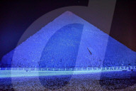 NEWS - Gizeh Pyramiden werden blau angestrahlt zum Weltautismustag