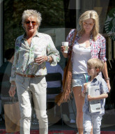 PEOPLE - Rod Stewart und seine Familie decken sich bei Starbucks ein
