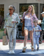 PEOPLE - Rod Stewart und seine Familie decken sich bei Starbucks ein