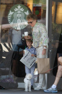 PEOPLE - Rod Stewart und seine Familie decken sich bei Starbucks ein
