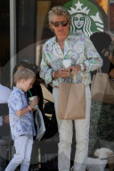 PEOPLE - Rod Stewart und seine Familie decken sich bei Starbucks ein