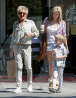 PEOPLE - Rod Stewart und seine Familie decken sich bei Starbucks ein