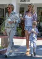 PEOPLE - Rod Stewart und seine Familie decken sich bei Starbucks ein