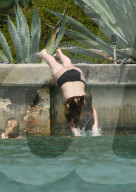 EXKLUSIV - Dakota Johnson kühlt sich in Miami ab