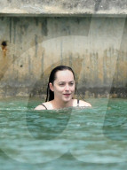 EXKLUSIV - Dakota Johnson kühlt sich in Miami ab