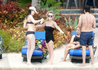 EXKLUSIV - Dakota Johnson kühlt sich in Miami ab
