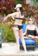 EXKLUSIV - Dakota Johnson kühlt sich in Miami ab
