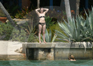 EXKLUSIV - Dakota Johnson kühlt sich in Miami ab
