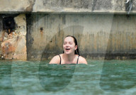 EXKLUSIV - Dakota Johnson kühlt sich in Miami ab