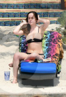 EXKLUSIV - Dakota Johnson kühlt sich in Miami ab