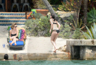 EXKLUSIV - Dakota Johnson kühlt sich in Miami ab