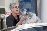 PEOPLE - Jamie Lee Curtis verschenkt Blumen in Hollywood