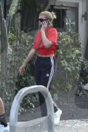 PEOPLE - Sofia Richie im roten Shirt in Hollywood unterwegs