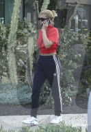 PEOPLE - Sofia Richie im roten Shirt in Hollywood unterwegs