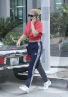PEOPLE - Sofia Richie im roten Shirt in Hollywood unterwegs