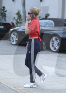 PEOPLE - Sofia Richie im roten Shirt in Hollywood unterwegs