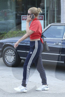 PEOPLE - Sofia Richie im roten Shirt in Hollywood unterwegs