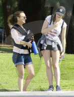 EXKLUSIV - Natalie Portman erstmals unterwegs mit Baby Amalia