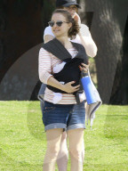 EXKLUSIV - Natalie Portman erstmals unterwegs mit Baby Amalia