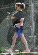 EXKLUSIV - Natalie Portman erstmals unterwegs mit Baby Amalia