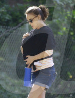 EXKLUSIV - Natalie Portman erstmals unterwegs mit Baby Amalia