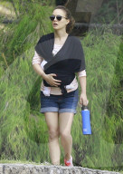 EXKLUSIV - Natalie Portman erstmals unterwegs mit Baby Amalia