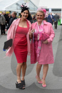 FEATURE - Nicht ganz so extravagant wie Ascot: Die Damen am Rennen von Aintree