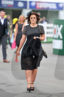 FEATURE - Nicht ganz so extravagant wie Ascot: Die Damen am Rennen von Aintree