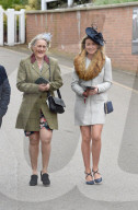 FEATURE - Nicht ganz so extravagant wie Ascot: Die Damen am Rennen von Aintree