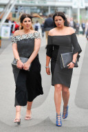 FEATURE - Nicht ganz so extravagant wie Ascot: Die Damen am Rennen von Aintree