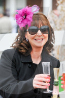 FEATURE - Nicht ganz so extravagant wie Ascot: Die Damen am Rennen von Aintree