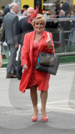 FEATURE - Nicht ganz so extravagant wie Ascot: Die Damen am Rennen von Aintree