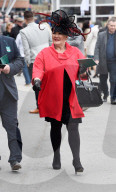 FEATURE - Nicht ganz so extravagant wie Ascot: Die Damen am Rennen von Aintree