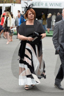 FEATURE - Nicht ganz so extravagant wie Ascot: Die Damen am Rennen von Aintree
