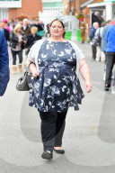 FEATURE - Nicht ganz so extravagant wie Ascot: Die Damen am Rennen von Aintree