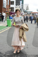 FEATURE - Nicht ganz so extravagant wie Ascot: Die Damen am Rennen von Aintree