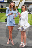FEATURE - Nicht ganz so extravagant wie Ascot: Die Damen am Rennen von Aintree