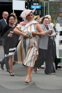 FEATURE - Nicht ganz so extravagant wie Ascot: Die Damen am Rennen von Aintree