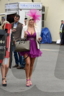 FEATURE - Nicht ganz so extravagant wie Ascot: Die Damen am Rennen von Aintree