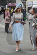 FEATURE - Nicht ganz so extravagant wie Ascot: Die Damen am Rennen von Aintree