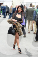 FEATURE - Nicht ganz so extravagant wie Ascot: Die Damen am Rennen von Aintree