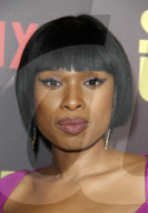 PEOPLE - Jennifer Hudson posiert in schimmerndem Violett an der Premiere von "Sandy Wexler"